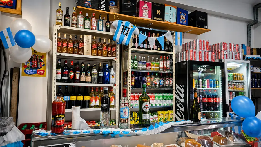Barra de bebidas de Manolito decorada con banderines argentinos