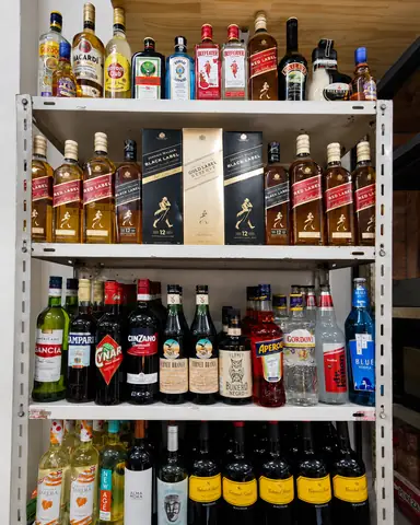 Estanteria de bebidas: aperitivos, vinos, vodka y licores