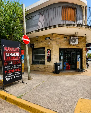 La esquina de Manolito en Parana 5102, Adelina, con el cartel de almacen 24 horas