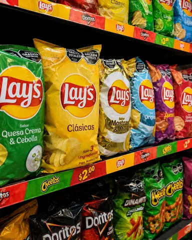 Gondola de papas fritas y snacks