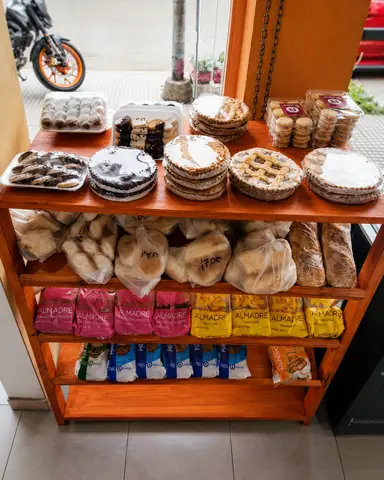Estante de panificados: facturas, tortas negras, pan y galletitas