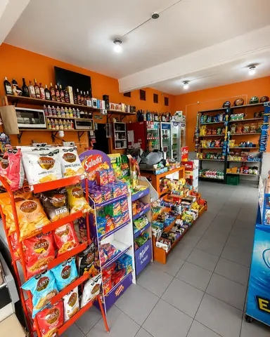 Pasillo de snacks y golosinas de Manolito