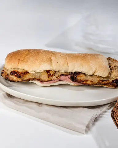 Sandwich de pollo a la plancha con jamon y queso en pan casero